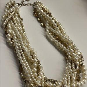 Elegant Pearl and Gold Necklace